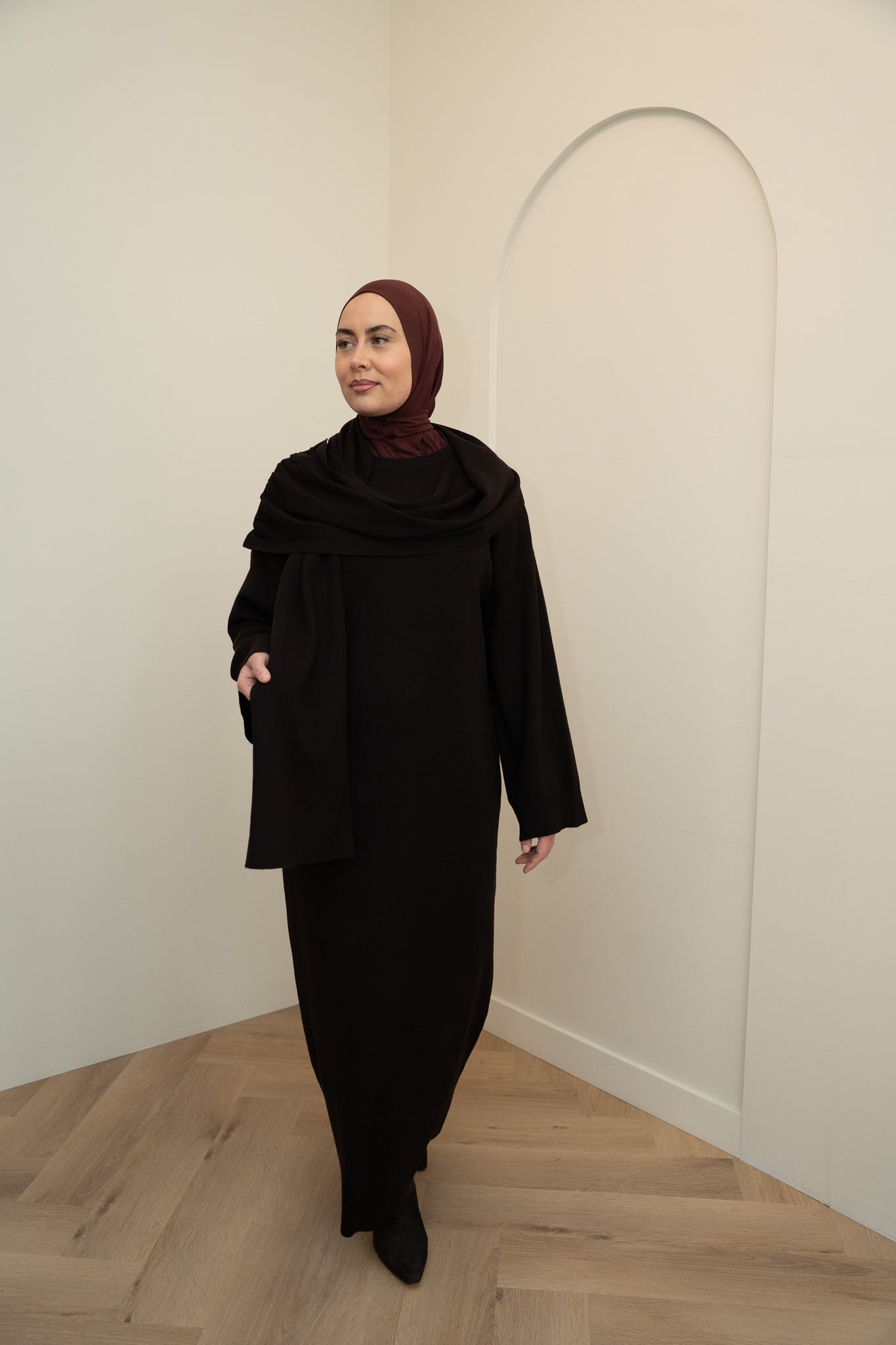 KNITTED SCARF DRESS - DEEP BROWN - Afbeelding 2